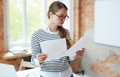 Mujer aplicando las técnicas de reclutamiento.
