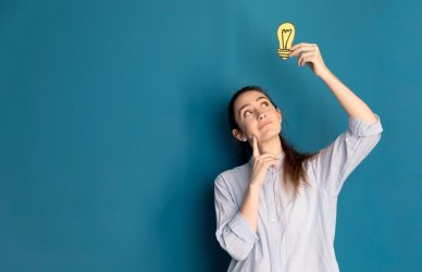Mujer con idea de diseño creativo.