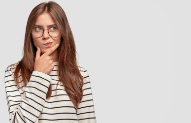Mujer confundida entre trabajo híbrido y trabajo remoto.