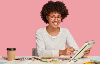 Mujer creadora de contenidos trabajando.