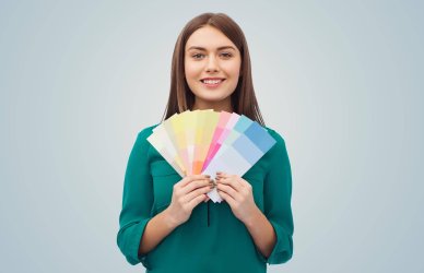 Mujer escogiendo su paleta de colores en el diseño.