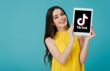 Mujer especialista en TikTok Ads.