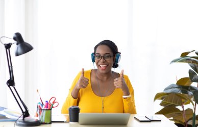 Mujer feliz por saber cómo responder preguntas de entrevista en inglés.
