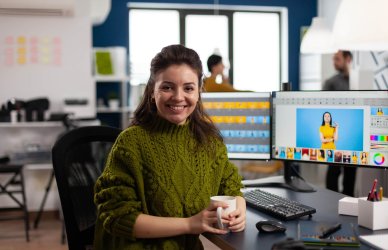 Mujer haciendo un curso de diseño para redes sociales.