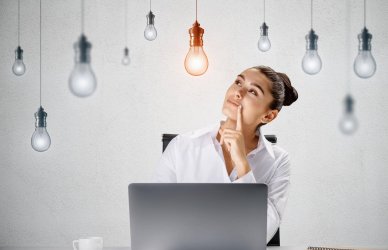 Mujer haciendo un CV para trabajar en una startup.