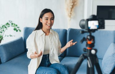 Mujer haciendo un videocurrículum.