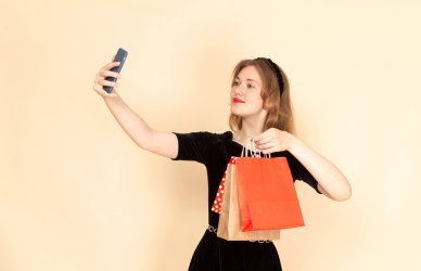 Mujer haciendo marketing de lujo