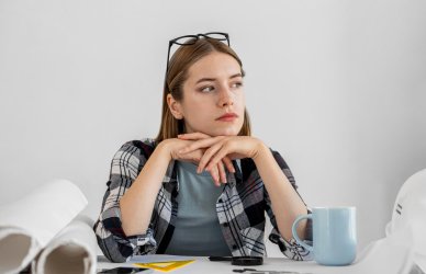 Mujer pensando si debe cambiar de trabajo.
