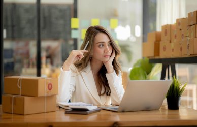 Mujer preocupada por vender en tiempos difíciles.