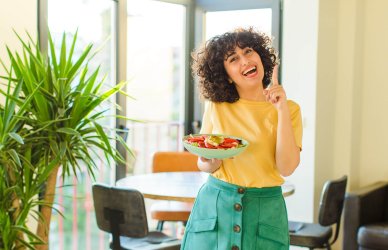 Mujer que cuida su alimentación en el trabajo.