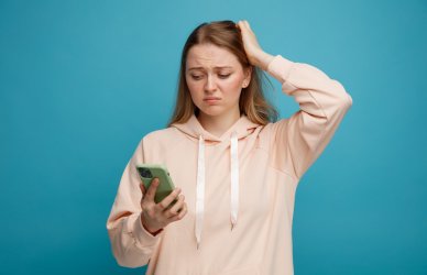 Mujer que es víctima de violencia en el teletrabajo.