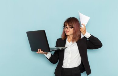 Mujer que no sabe hacer un CV cómo sobrecualificado.