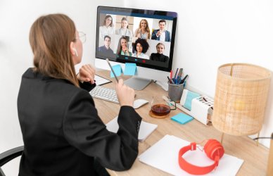 Mujer que aplica la ética laboral con su equipo remoto.