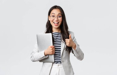 Mujer que quiere aprender a negociar y cerrar tratos.
