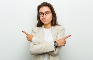 Mujer que quiere saber la diferencia entre remarketing y retargeting.