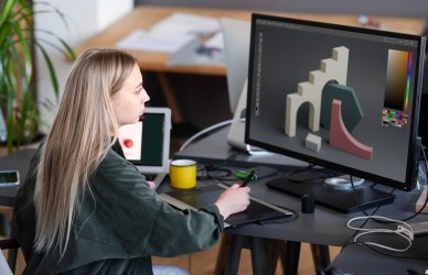 Mujer que trabaja en diseño 3D.