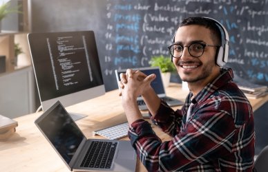 Programador autodidacta trabajando.