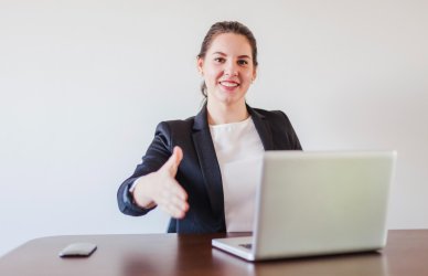 Reclutadora aplicando la estructura de una entrevista de trabajo.