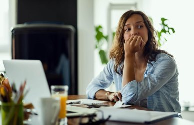 Trabajadora preocupada por el síndrome de Procusto.