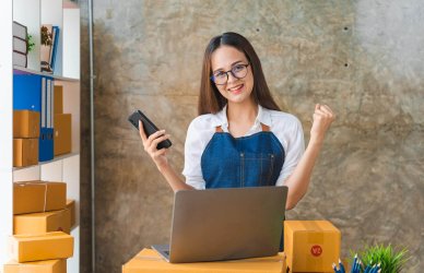 Vendedora que usa las redes sociales para vender.